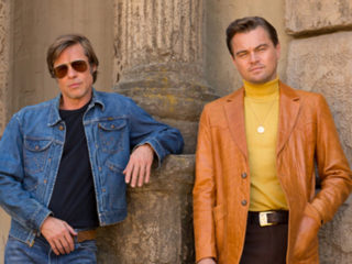 Brad Pitt (in giacca Wrangler) e Leonardo DiCaprio nella prima immagine di ‘Once Upon a Time in Hollywood’
